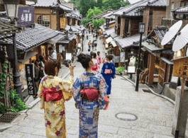 Kyoto: Private Highlights Tour with Guide and Luxury Vehicle